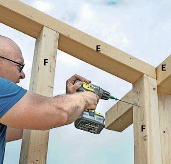 Isolert anneks: Sider på isolert anneks skrus fast Isolert anneks: Sider på isolert anneks skrus fast til det frontmodulen
